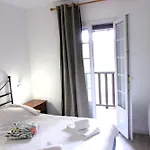 Hébergement de vacances Very Quiet House With Shared Swimming Pool *
