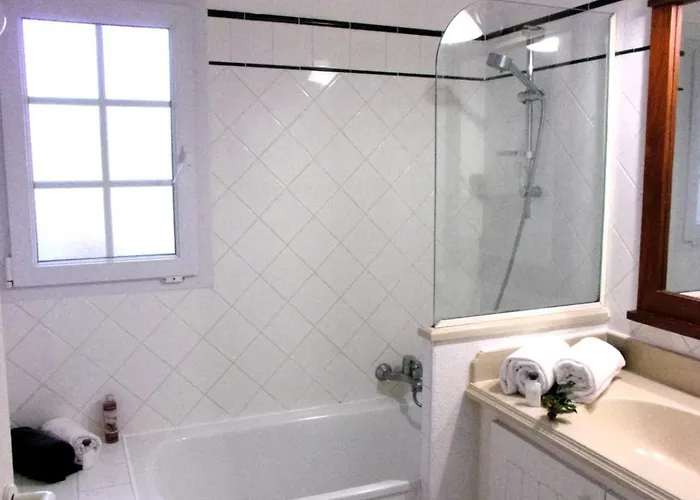 Very Quiet House With Shared Swimming Pool Feriehus *